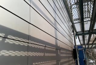 金属サイディングの補修・再生塗装（ガルバリウム鋼板：チャコールメタリック色）